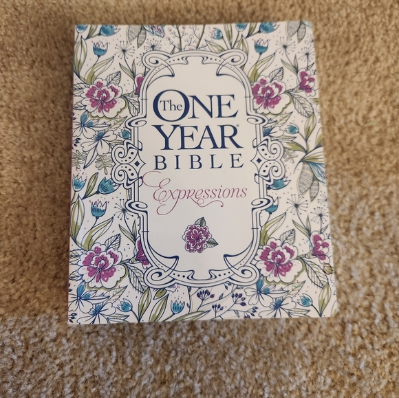 The One Year Bible - Expressions by Tyndale House Publishers Staff (2016, Trade - Picture 1 of 3